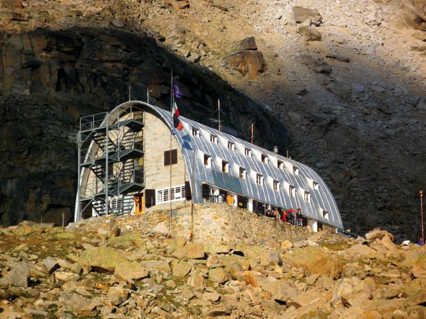 Il rifugio Vittorio Emanuele II,in alta Valsavarenche.