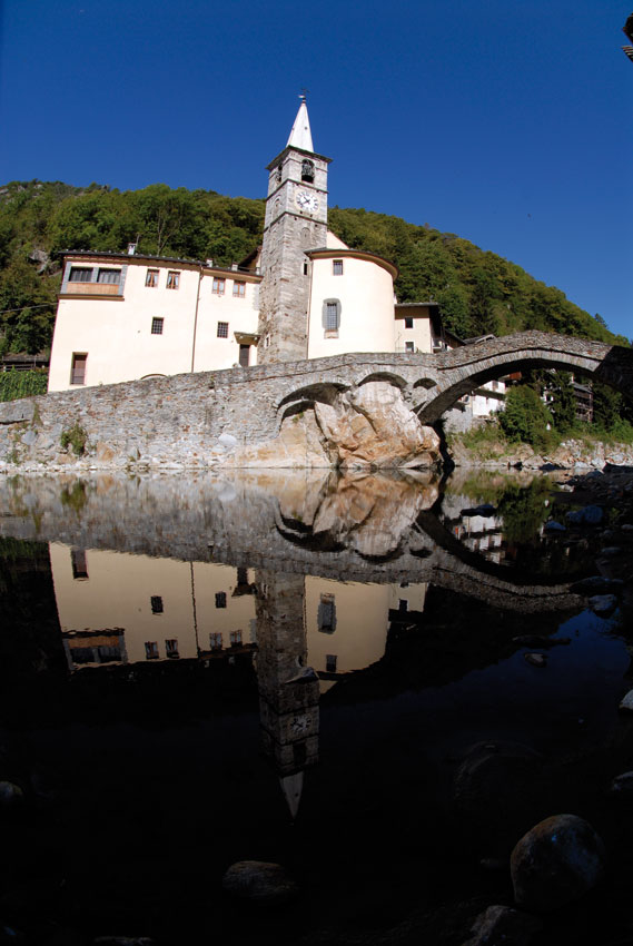 La chiesa di Fontainemore si specchia nel torrente Lys.