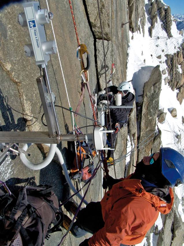 Figura 1: installazione della stazione meteorologica sulla parete sud del Piton Central de l’Aiguille du Midi. L’operare in parete, oltre a limitare la mobilità degli operatori nelle diverse fasi, richiede l’individuazione di soluzioni tecniche originali.