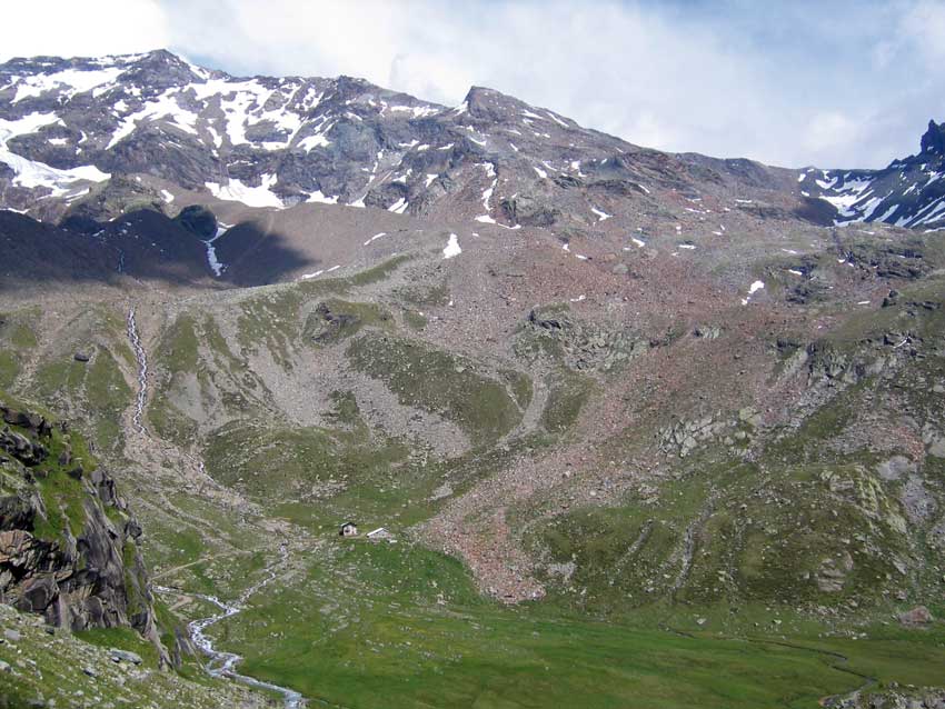 Con una caratteristica colorazione rossastra si distingue l’accumulo della frana del Felik che ha raggiunto gli alpeggi del Pian di Verra superiore. Tra il punto di distacco (situato a 3580 m di quota lungo la cresta che conduce all’attuale rifugio Quintino Sella) e quello di arrivo vi è un dislivello di circa 1200 m e una distanza lineare di oltre 3 km.