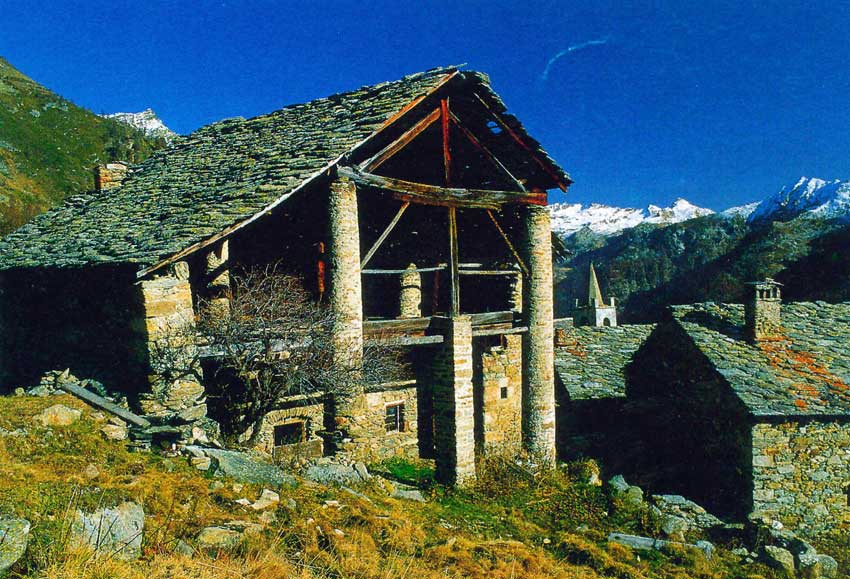 Il celebre maestoso edificio a colone nel villaggio dietro la chiesetta di San Grato.