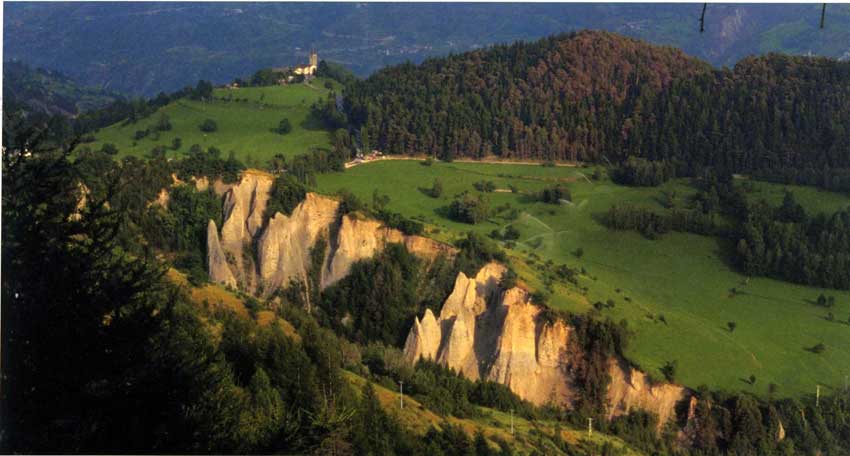 Le piramidi di erosione generate dallo smembramento dei depositi glaciali a Saint-Nicolas.
