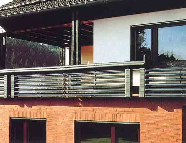 Fotovoltaico su ringhiera – terminali antivento per stufe a pellet Fotovoltaico da balcone
