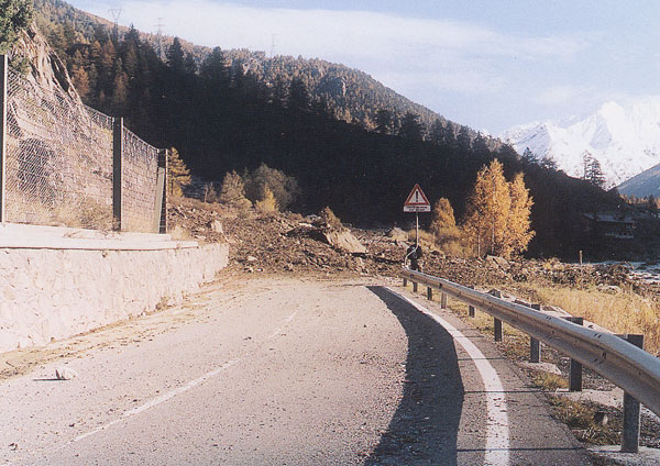 Interruzione della strada per Cogne dovuta ad una delle frane verificatesi in occasione dell'evento di ottobre