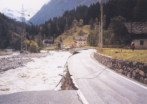 Strada regionale n° 44 per Gressoney-Saint-Jean. Una porzione del rilevato stradale ha ceduto in seguito all'alluvione