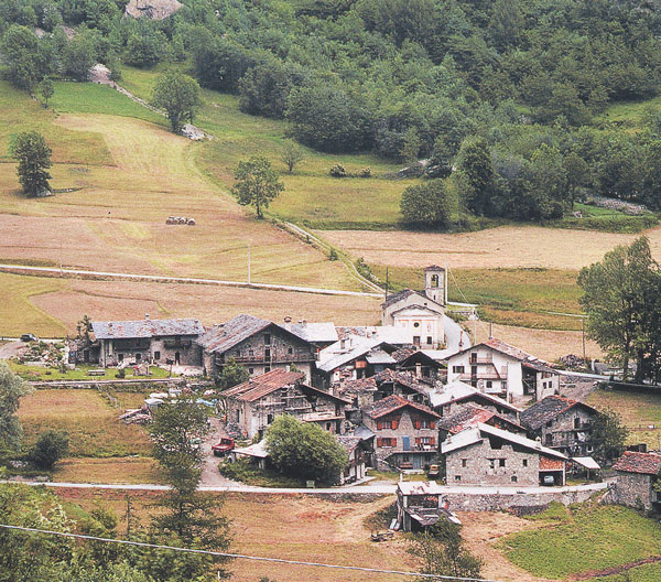 Il villaggio di Clapey a Ollomont con la sua piccola cappella