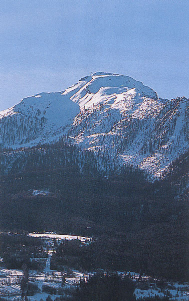 Una vista frontale del Mont Corquet, fotografato dalla strada che sale a Saint-Barthélemy