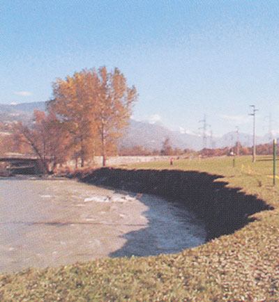 Un esempio di erosione da parte delle acque della Dora in piena