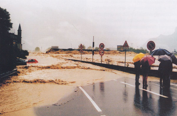 Straripamento della Dora Baltea a Donnas durante l'alluvione dell'ottobre 2000