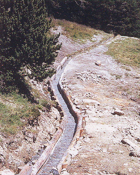 Champdepraz, Loc. Pra Oursie. Canale di scolo delle acque realizzato in pietra e legnop