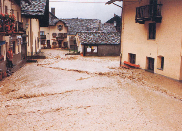 Un'immagine della Obre Platz di Gressoney-Saint-Jean invasa dalle acque dell'alluvione del 1993