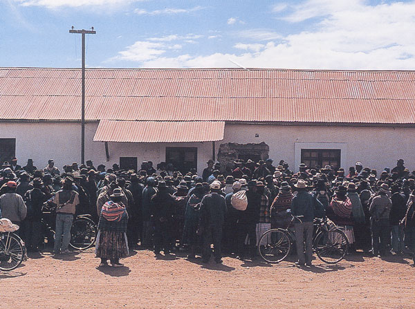 La popolazione si raduna in occasione di una riunione del villaggio (Tiahuanaco, Bolivia)
