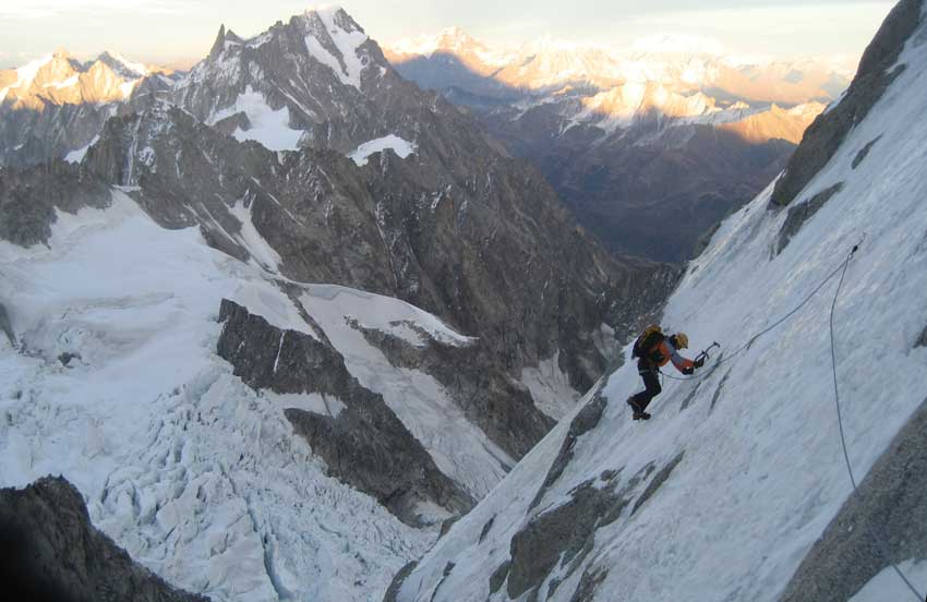 Tardo autunno sulla parete nord del Grand Pilier d’Angle, una meta oggi impensabile nel periodo estivo.