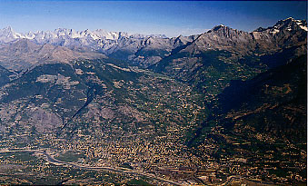 La città di Aosta, allo sbocco della Valle del Gran San Bernardo.