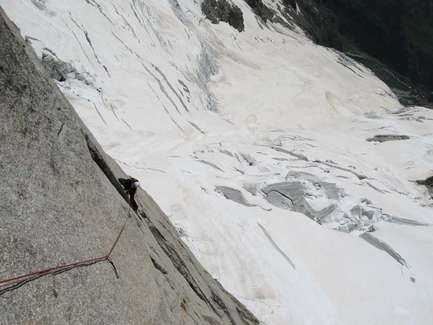 Arrampicata in quota sulla parete sud est delle Petites Jorasses.