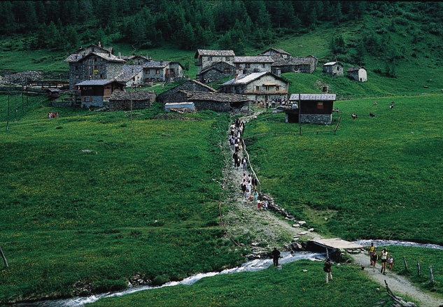 Uno dei pochi villaggi della Valle d’Aosta non raggiunto dalla strada carrozzabile: Cheney, in Valtournenche.