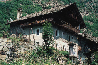 A Rollie (Issime), une maison en pierre de 1828, bâtie pour durer plusieurs siècles.