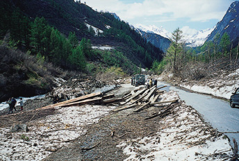Inverno 2001: danni causati dalla valanga caduta in frazione Pont del Comune di Courmayeur.
