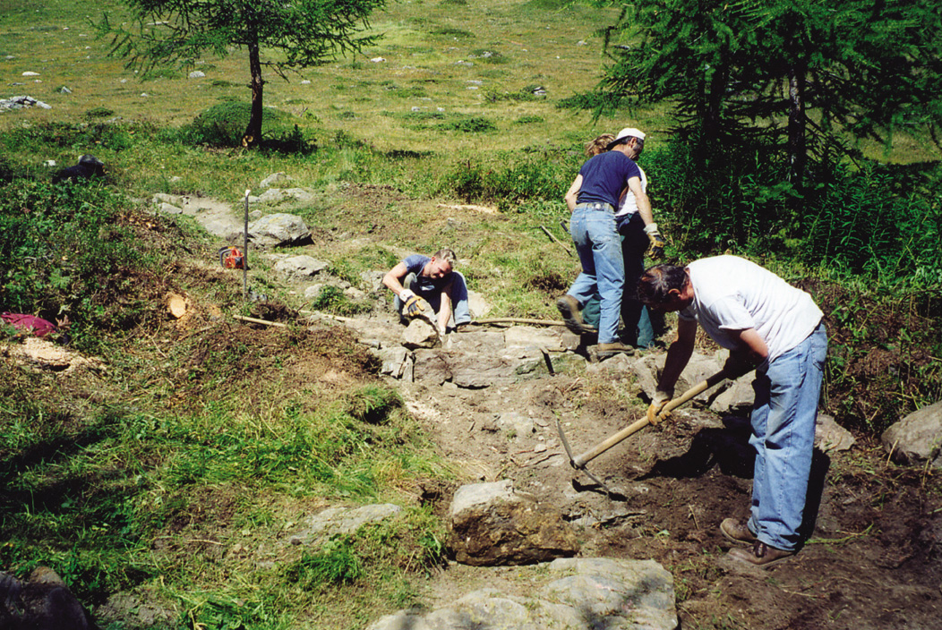 Lavori di ripristino della rete sentieristica in Valle d’Aosta.