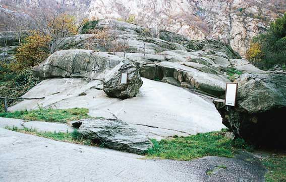 Bard. Le rocce della zona di Bard sono state modellate dal ghiacciaio Balteo durante le ultime glaciazioni. Rocce montonate, marmitte e forre caratterizzano questo suggestivo paesaggio che sin dal Neolitico ha assunto importanza particolare, prima come luogo di culto (la ricerca della fertilità dalla Madre Terra), successivamente come luogo strategico di controllo militare (il forte di Bard).