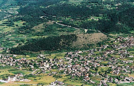 Côte de Gargantua. La Côte de Gargantua è un lembo residuo del delta fluvioglaciale depositato dal ghiacciaio che occupava la conca di Pila circa 10.000 anni fa. Il caratteristico rilievo si eleva sul conoide del torrente Gressan dove sorge l'omonimo paese. Si osserva come le differenze geomorfologiche hanno influenzato le scelte dell'uomo: la Côte de Gargantua caratterizzata da versanti acclivi e difficoltà di approvvigionamento idrico non ha favorito l'insediamento dell'uomo che ha preferito occupare le zone circostanti pianeggianti e più facilmente coltivabili.