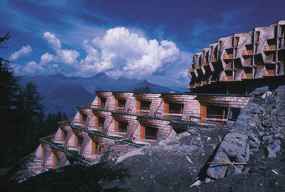 Costruzione di un complesso residenziale a Pila nel 1975.