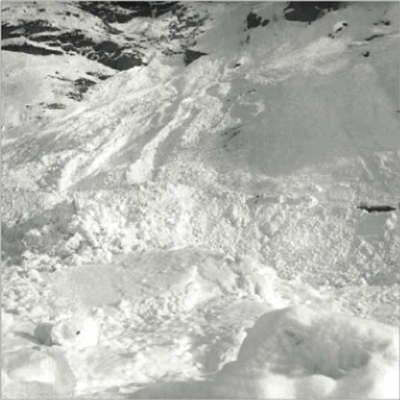1972: l'avalanche du Lessert a couvert le paravalanche et obstrué la sortie en amont.