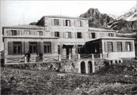 Una foto dell'Istituto Angelo Mosso alle origini: sullo sfondo lo Stohlemberg.