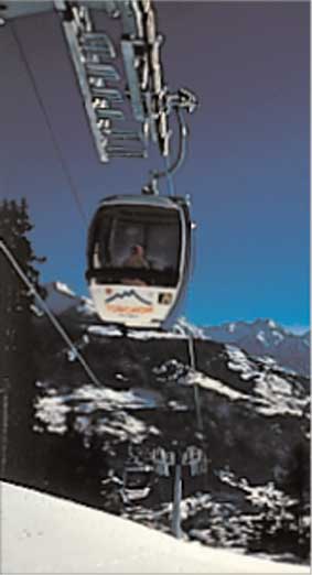La telecabina che collega il paese di Torgnon alle piste di sci.