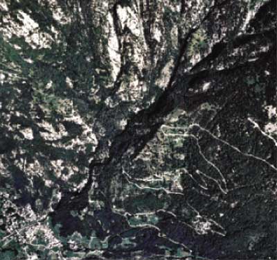 Collina di Arnad: foto aerea (autorizzazione alla divulgazione: concessione n.1-658 del 10.11.1997).