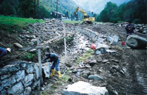 Difese spondali in fase di costruzione del Torrente Pennen in località Tschenderiun a Issime.