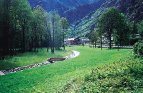 A lavori ultimati si può osservare il riuscito inserimento ambientale dell'opera sul torrente Pennen.