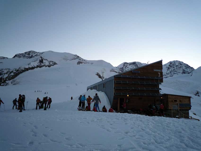 Partenza all’alba dal rifugio Quintino Sella.