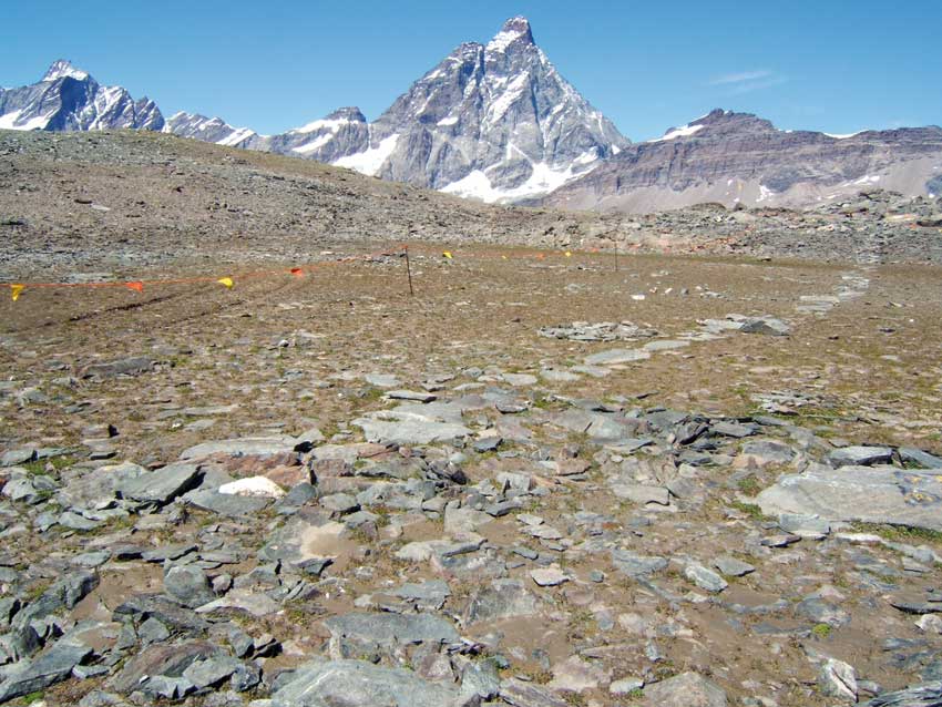 Resti dell’antica mulattiera lastricata nei pressi del Colle Superiore delle Cime Bianche (3000 m circa), utilizzata per gli scambi commerciali tra la Valle d’Aosta e il Vallese a partire dal XIV secolo. Sullo sfondo si erge la piramide del Cervino.