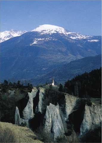 Vista panoramica sui calanchi, sullo sfondo la chiesa di Saint-Nicolas e la Pointe de la Pierre.