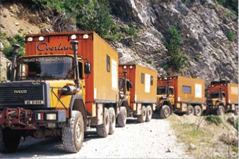 La carovana dei camion di Overland, in Grecia.