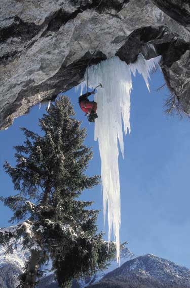 Ice-climbing estremo su un'effimera stalattite di ghiaccio in Val d'Ayas.