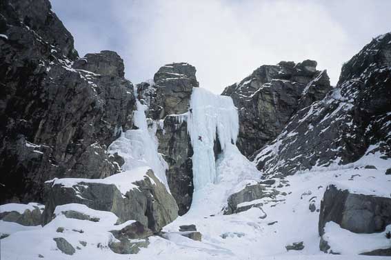 Vista d'insieme della parte alta della celebre Cascata di Patrì, in Valnontey.