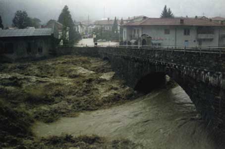 La piena del 2000 sul ponte vecchio che collega i paesi di Hone e Bard.