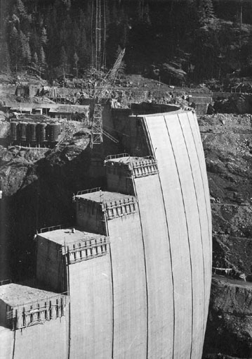 Un'immagine storica relativa alla costruzione della diga di Beauregard, in Valgrisenche.