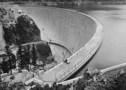 Un'immagine storica relativa alla costruzione della diga di Beauregard, in Valgrisenche.