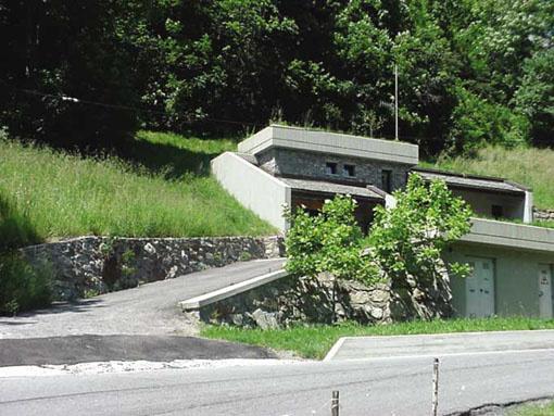 Oyace: veduta esterna della centrale "Voisinal", costruita sull'asta principale dell'acquedotto comunitario del Grand Combin.