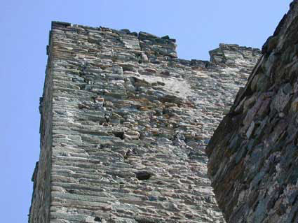 Castello di Cly, torre; sono evidenti gli impoverimenti della malta di allettamento dei blocchi di pietra che formano la muratura, il fenomeno è dovuto a dilavamento delle acque meteoriche.
