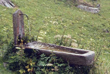 Lansenere (Issime) : une ancienne fontaine monolithique.