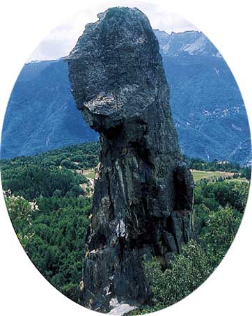 La possente torre, nota come Flambeau d’Arlea o Bec de l’Uja, pare porsi come custode del territorio di Emarèse.