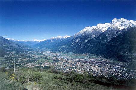 Vista generale della piana della Valle Centrale, ritratta dalla collina di Aosta.