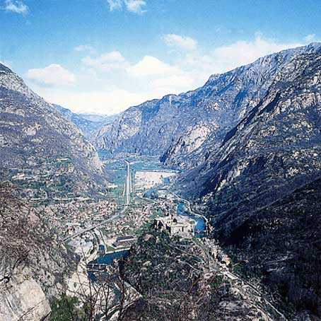 Vista dall’alto della piana della Bassa Valle,con il Forte di Bard in bella evidenza.