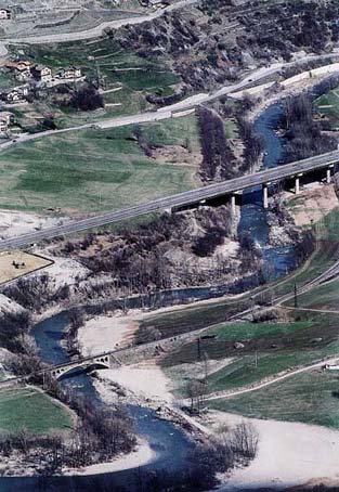 Un tratto serpeggiante della Dora nei pressi di Chambave:sono visibili a breve distanza tra loro i ponti dell ’autostrada e della ferrovia.