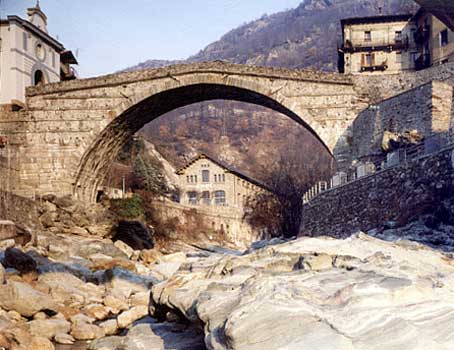 Il ponte a Pont-Saint-Martin visto da sud.