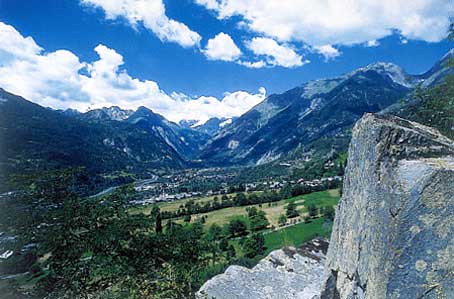 Quasi quattromila metri sotto la cima del Monte Bianco si apre la Valdigne, coperta di prati e di vigne. Qui la Dora attraversa una fascia di tenere rocce scistose, che addolciscono i versanti ed abbassano la cresta spartiacque in varie insellature, tra cui il Piccolo San Bernardo.